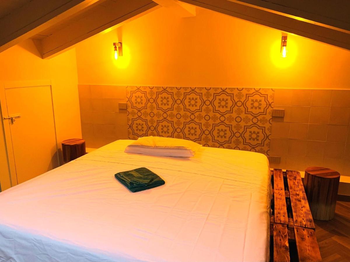 Charming Attic Apartment With Balcony & Swimming Pool เดเซนซาโนเดลการ์ดา ภายนอก รูปภาพ