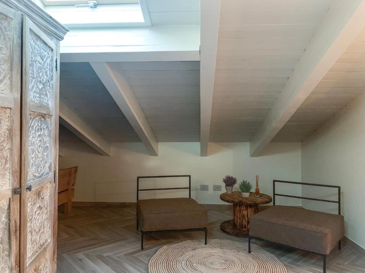 Charming Attic Apartment With Balcony & Swimming Pool เดเซนซาโนเดลการ์ดา ภายนอก รูปภาพ