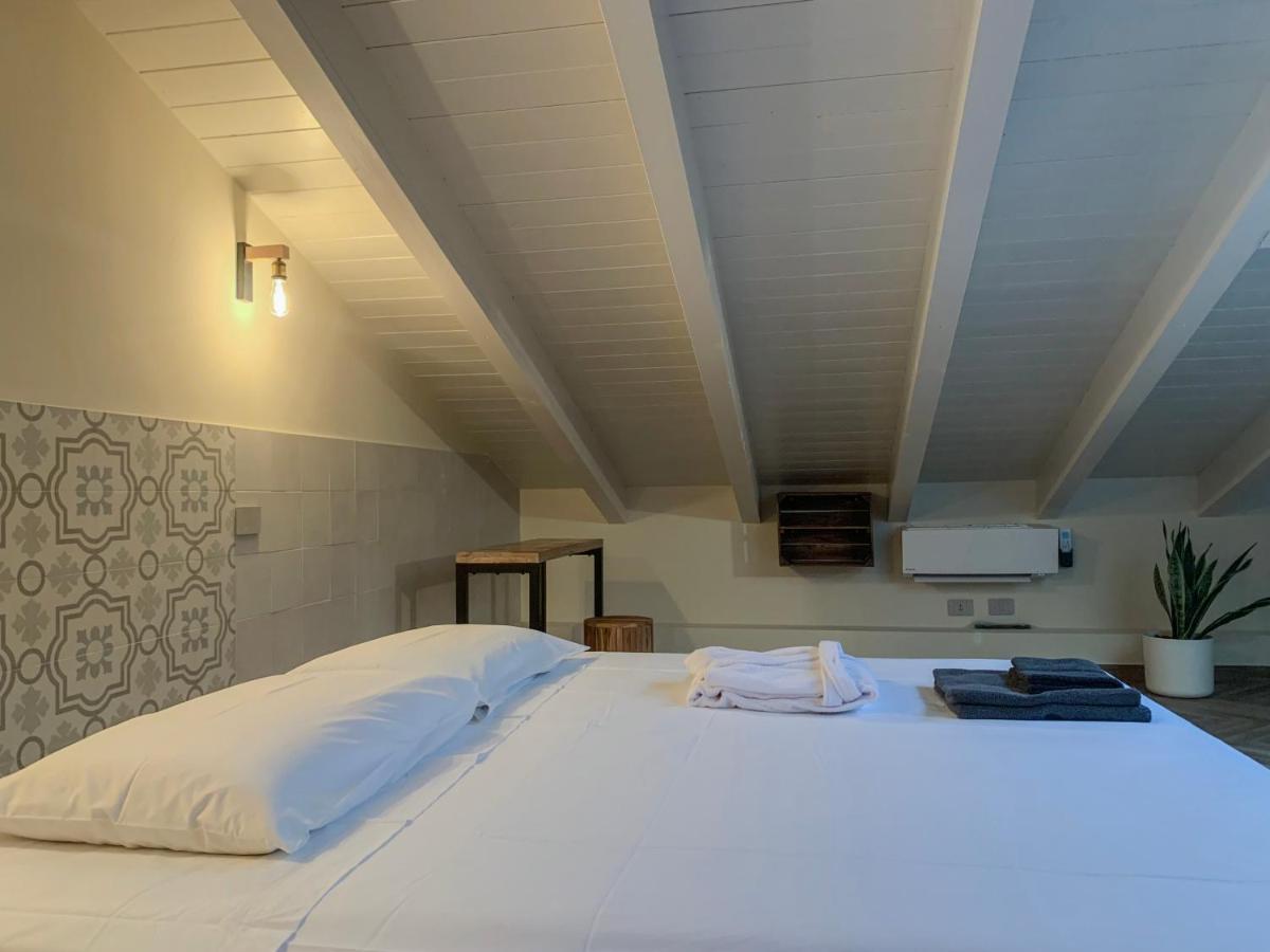 Charming Attic Apartment With Balcony & Swimming Pool เดเซนซาโนเดลการ์ดา ภายนอก รูปภาพ